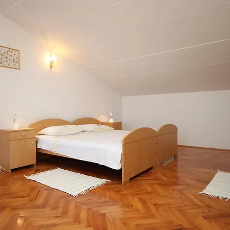 With A Parking Space Stinjan, - 7369 풀라