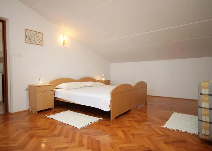 With A Parking Space Stinjan, - 7369 Πούλα